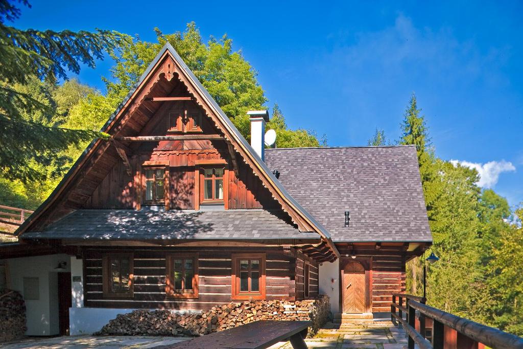 ein Holzhaus mit einem Dach in der Unterkunft Balada horská chata in Bedřichov