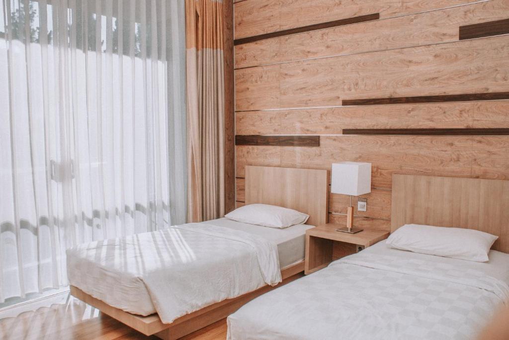 Postel nebo postele na pokoji v ubytování Lembang Asri Resort
