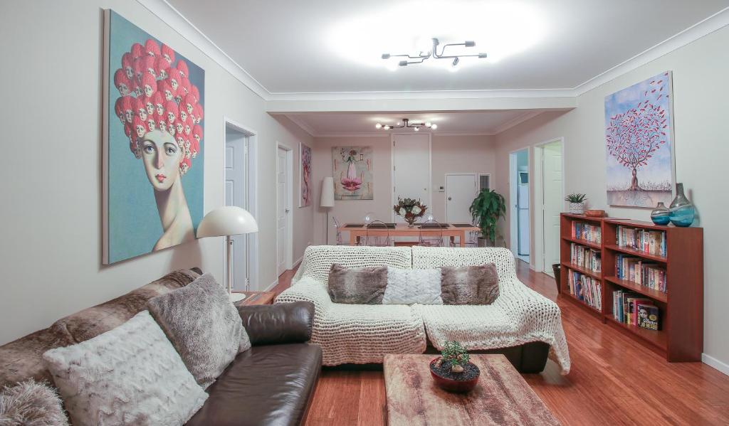 Bundeena Base Art House - Housity