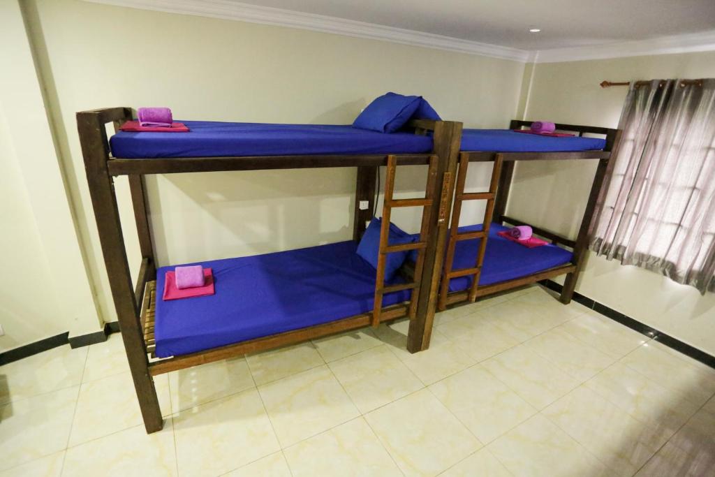 Palanda nebo palandy na pokoji v ubytování Blue Diamond Hostel