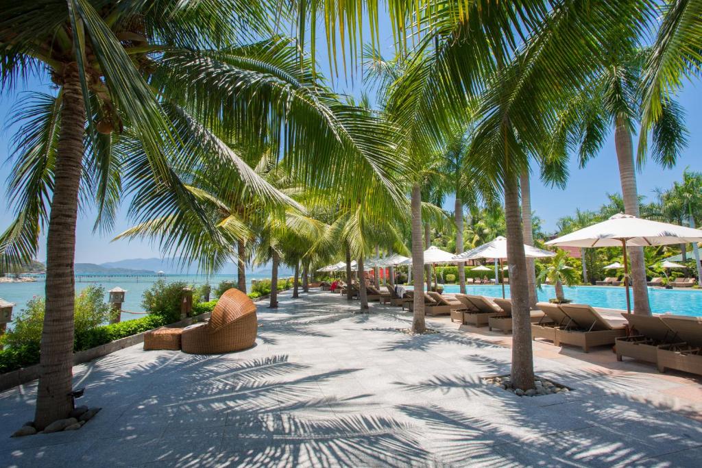 ein Resort mit Palmen und einem Pool in der Unterkunft Diamond Bay Resort & Spa in Nha Trang