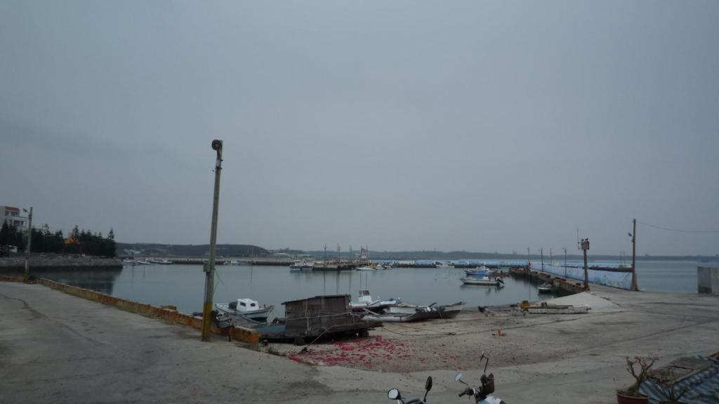 a body of water with boats in the water at See Starsea Guest House in Magong