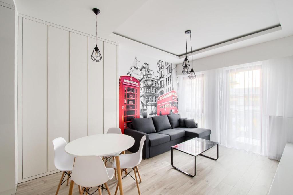 een woonkamer met een bank en een tafel bij Exclusive Trendy Apartments in Warschau