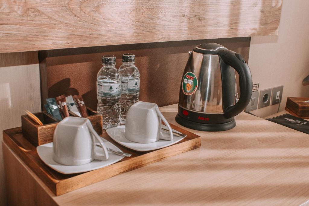 Příslušenství pro přípravu čaje a kávy v ubytování Lembang Asri Resort