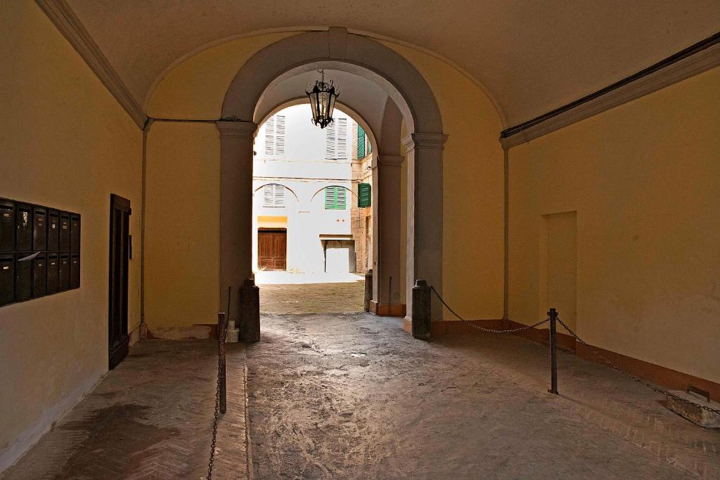 un pasillo vacío con un arco en un edificio en Stilmoderno, en Siena
