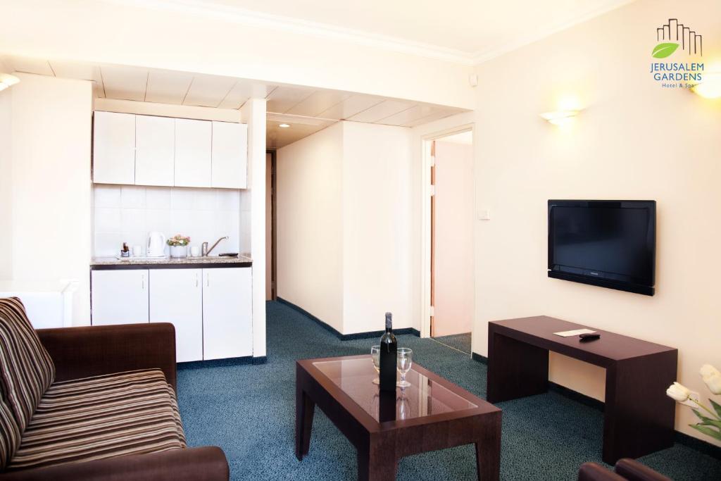 TV a/nebo společenská místnost v ubytování Jerusalem Gardens Hotel