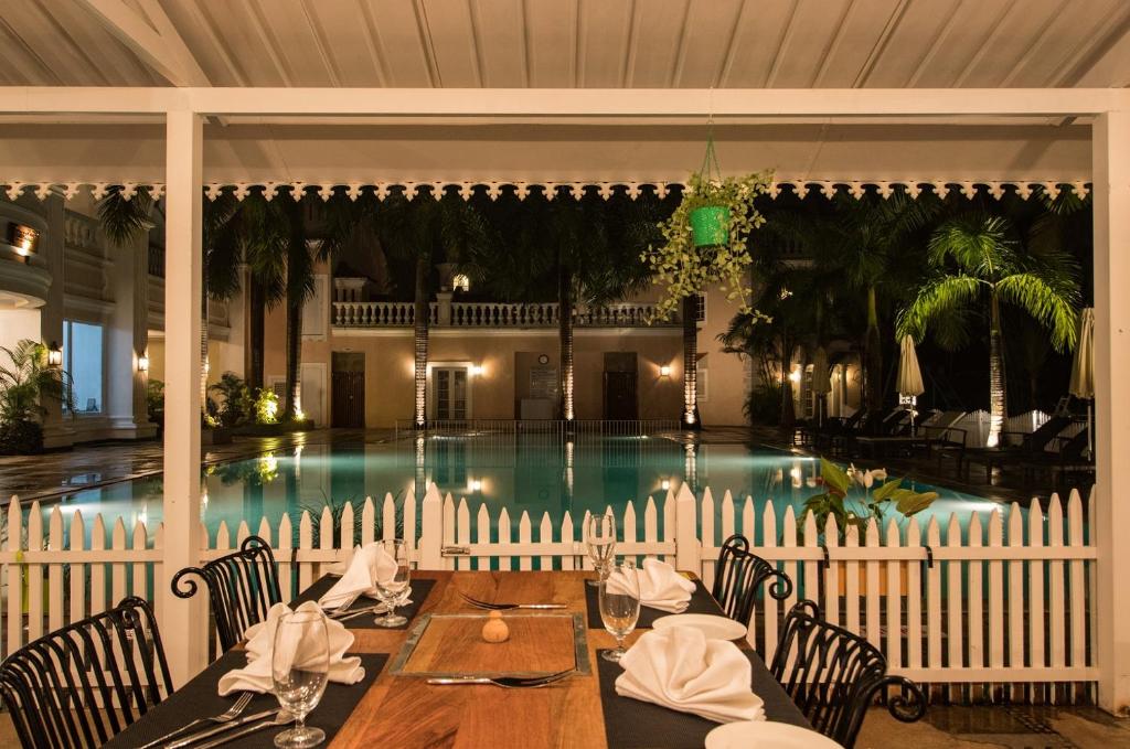 Bazén v ubytování Club Mahindra Emerald Palms, Goa nebo v jeho okolí