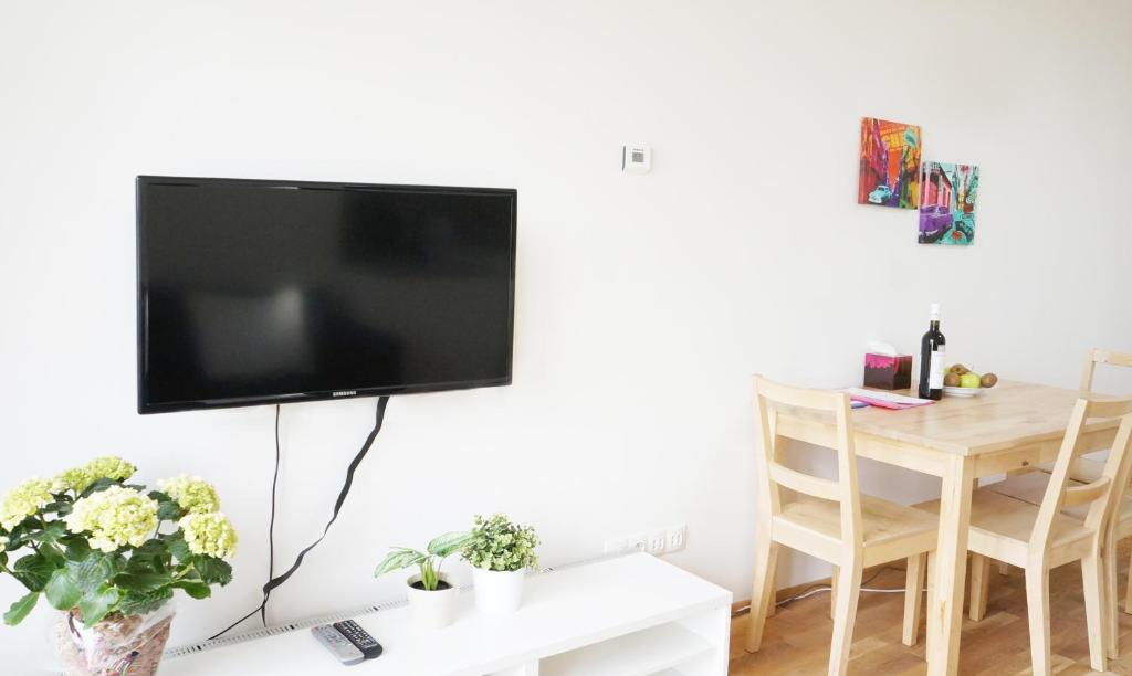 TV a/nebo společenská místnost v ubytování Suite Prague Apartment -Duplex, up to 4people