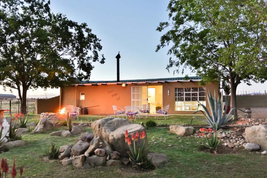 オーツホーンにあるHazenjacht Karoo Lifestyle - Die Melkstalの前庭付きの家