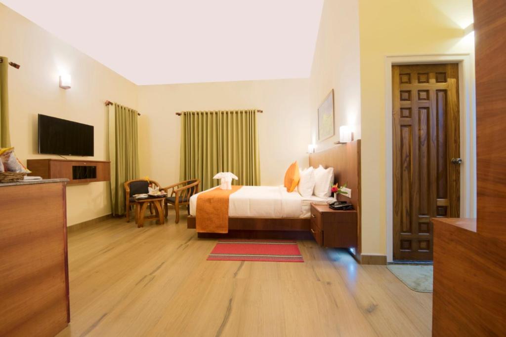 TV a/nebo společenská místnost v ubytování Indeevara Luxury Resort and Spa, Wayanad
