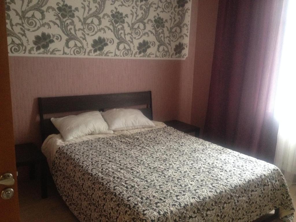 アゾフにあるМира д 43 кв 8のベッドルーム1室(枕2つ付)