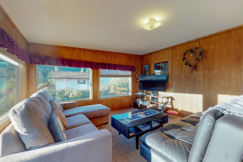 uma sala de estar com um sofá e uma televisão em Courtney Cottage - Permit #3479 em Estes Park