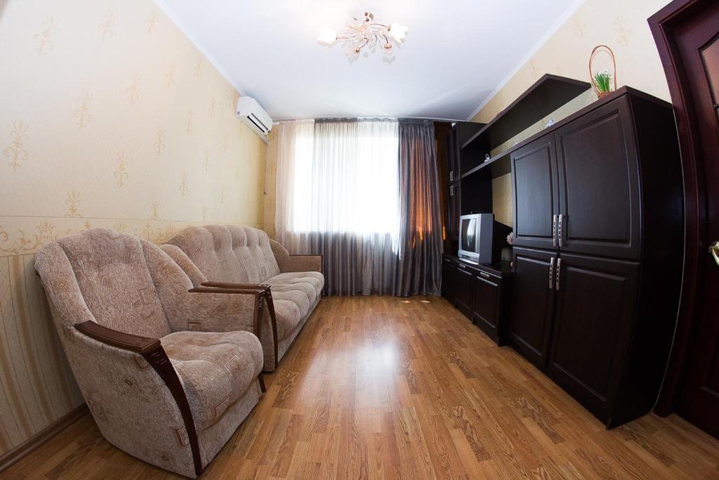 un soggiorno con divano e TV di 2 room in Centre on Troitskaya 3 floor a Sumy