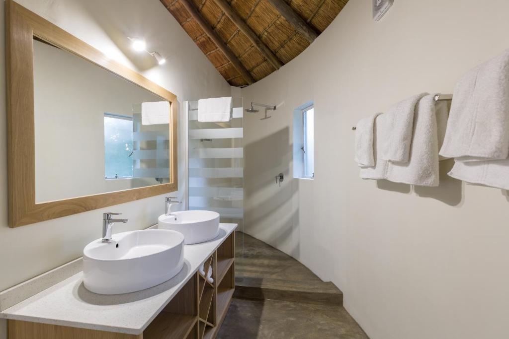 Sefapane Lodge and Safaris - Twin Room Rondavel With Garden View