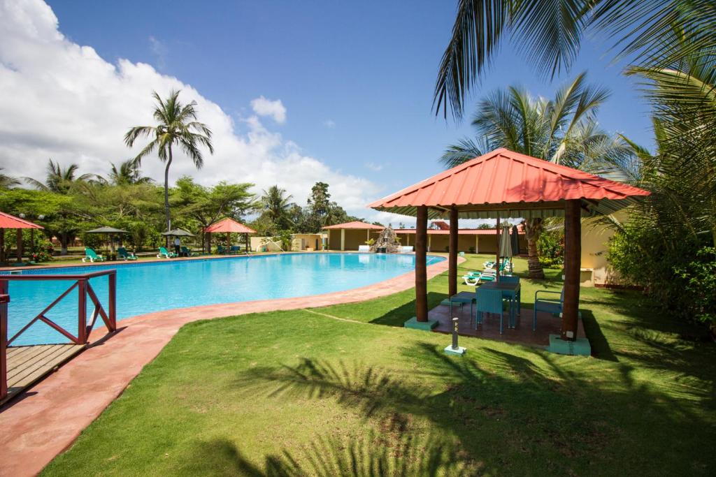 a swimming pool at a resort with a resort at Hotel Praia in São Tomé