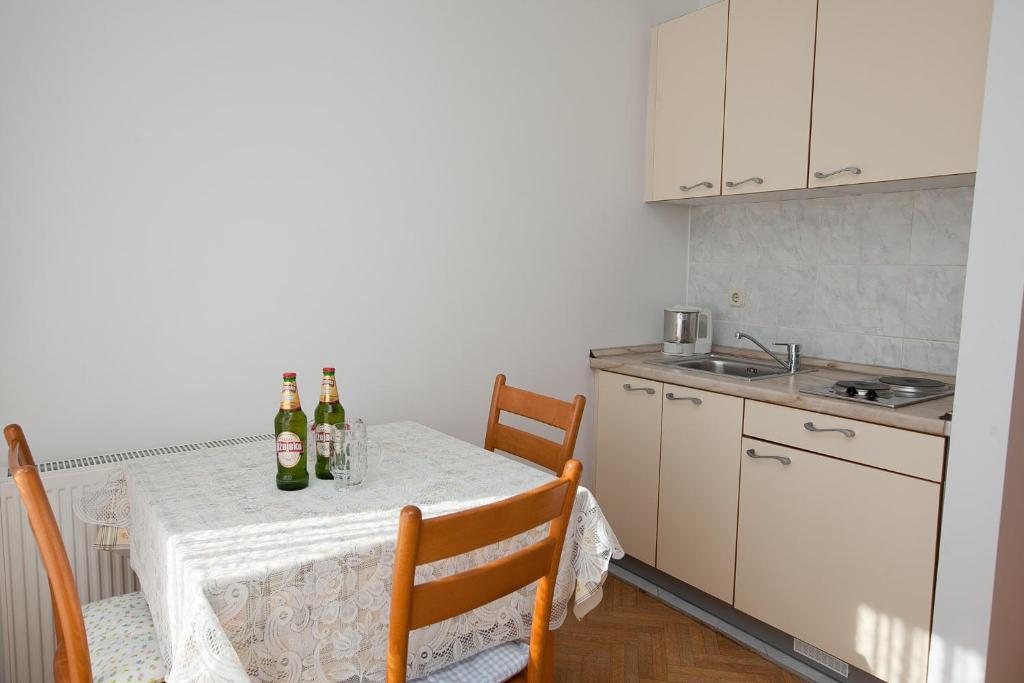Kuchyňa alebo kuchynka v ubytovaní Apartmani Stipe