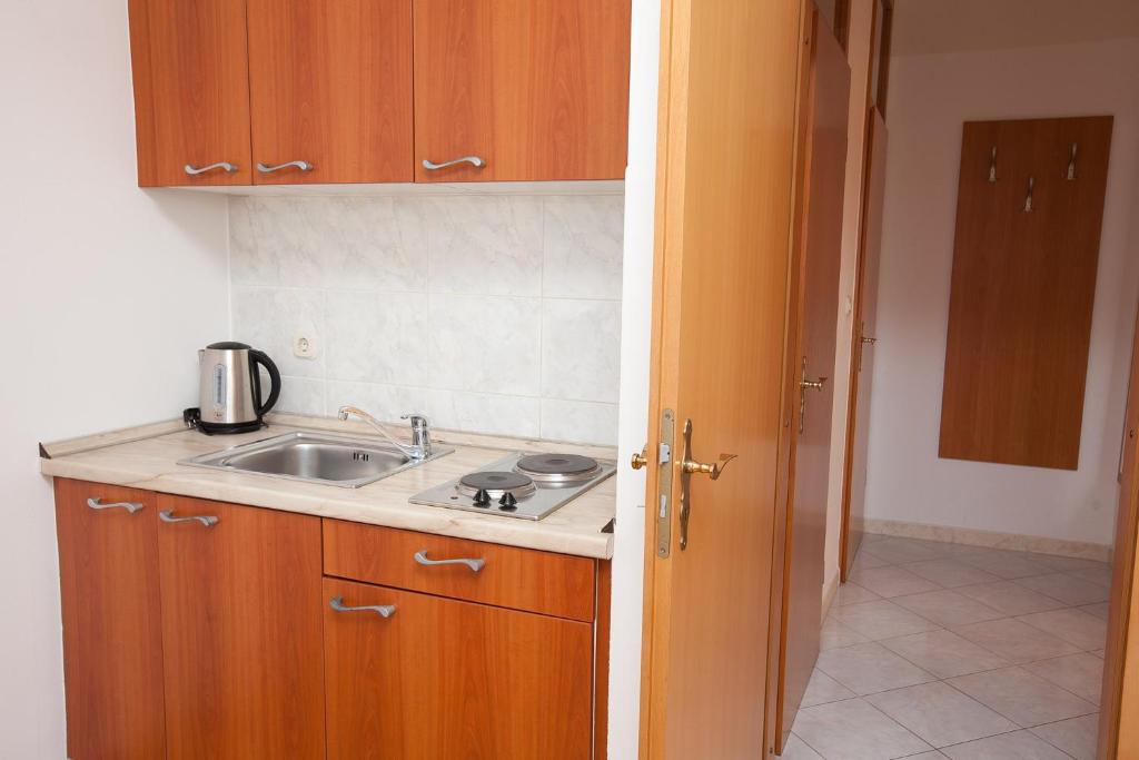 Kuchyňa alebo kuchynka v ubytovaní Apartmani Stipe