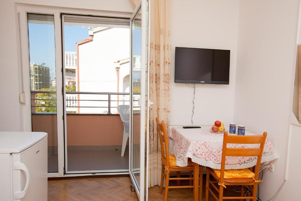 Televízia a/alebo spoločenská miestnosť v ubytovaní Apartmani Stipe