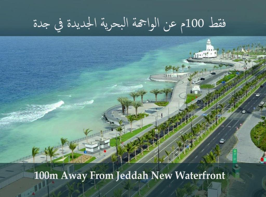 einen Blick auf den Strand und das Meer mit den Worten neue Uferpromenade in der Unterkunft Luxury villas for rent in Dschidda