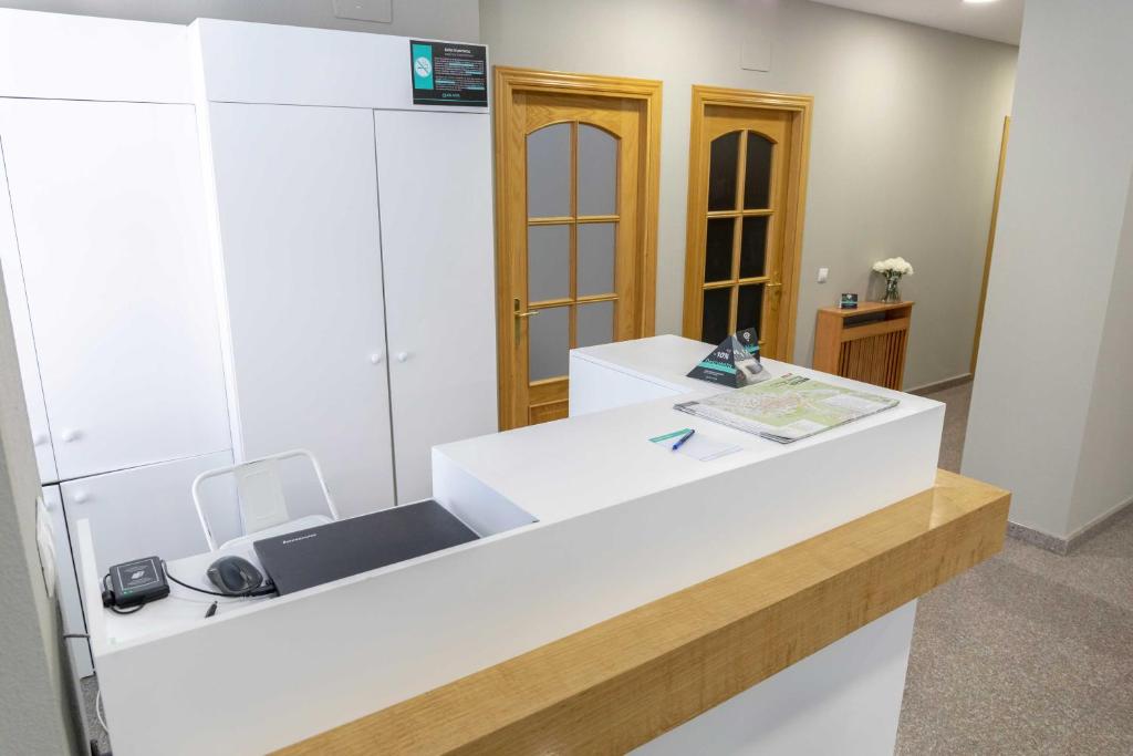 una oficina con mostrador blanco con escritorio en Alda Estella Hostel, en Estella