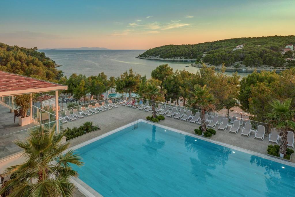 een afbeelding van een zwembad in een resort bij Gava Waterman Milna Resort – All Inclusive in Milna