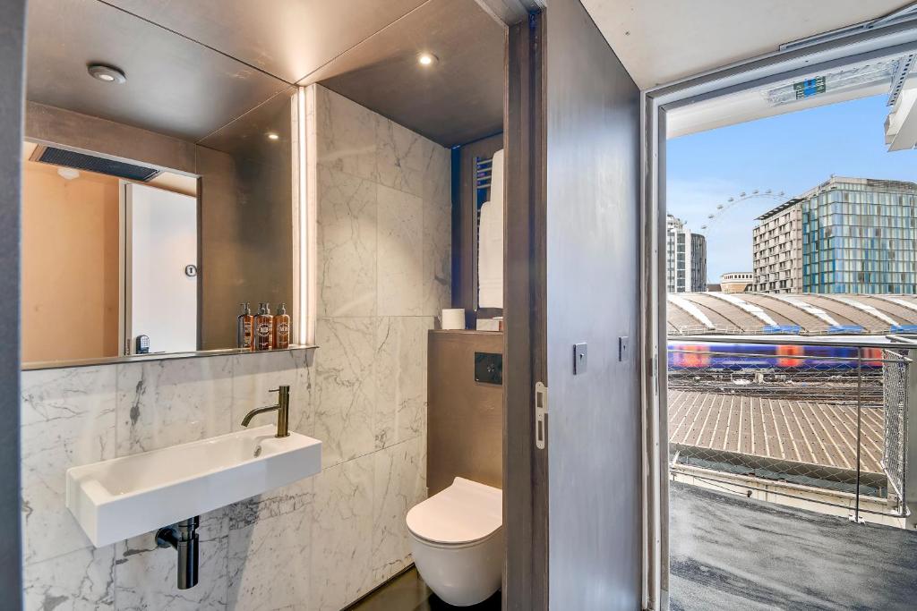 Stow Away Waterloo - Resim 35