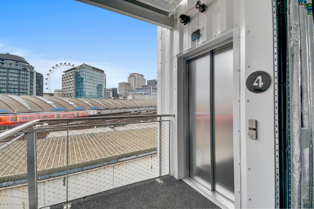 Stow Away Waterloo - Resim 40