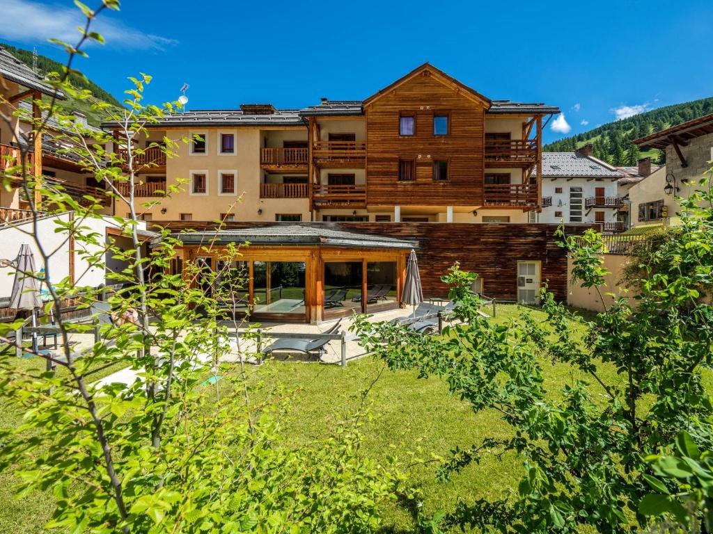 une image d'un bâtiment avec une cour dans l'établissement Madame Vacances Les Balcons Du Viso, à Abriès
