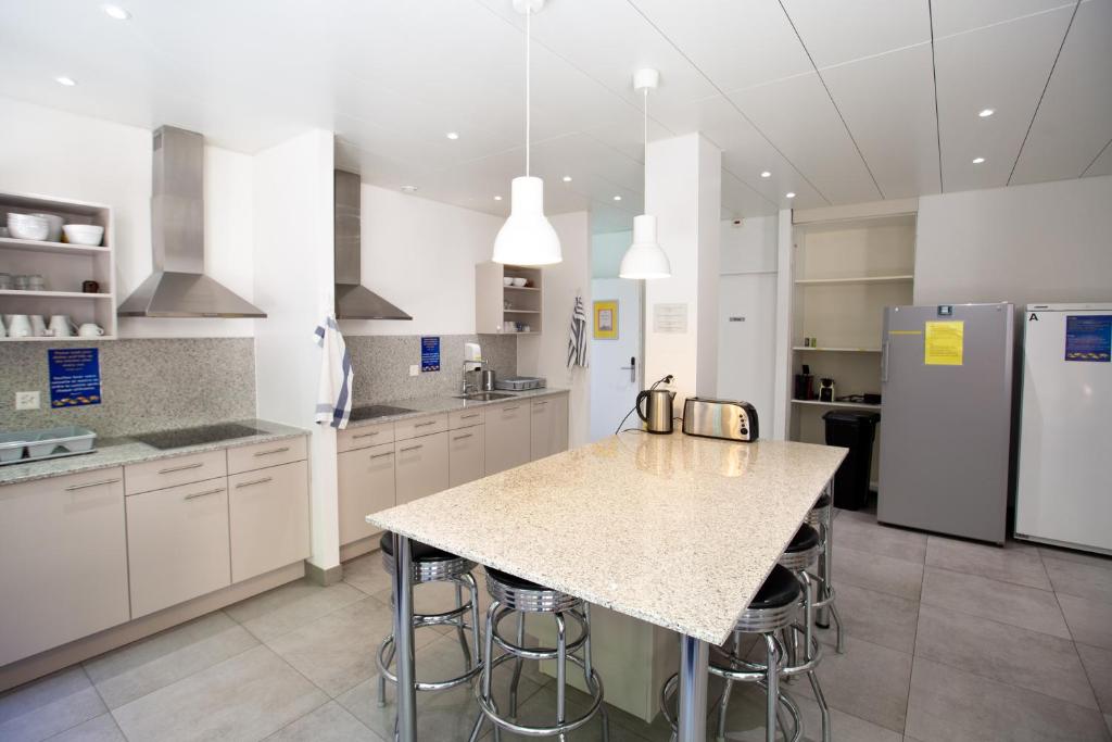 Kuchyň nebo kuchyňský kout v ubytování City Hostel Geneva