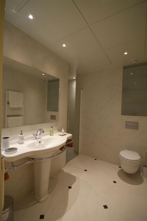 Koupelna v ubytování Beautifully furnished luxury apartment in Barri Vell, Girona