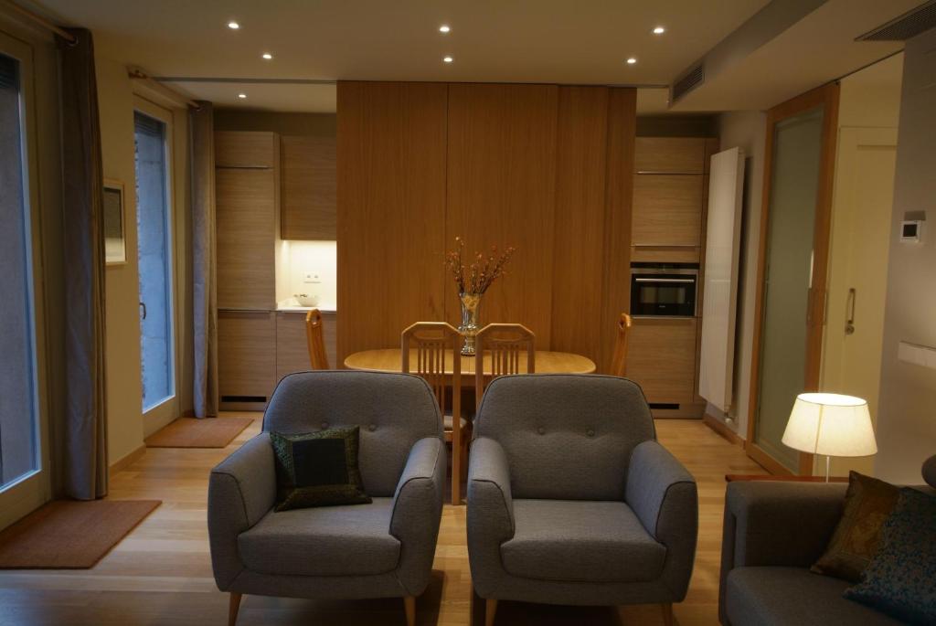 ジローナにあるBeautifully furnished luxury apartment in Barri Vell, Gironaのリビングルーム(椅子、テーブル、テーブル付)