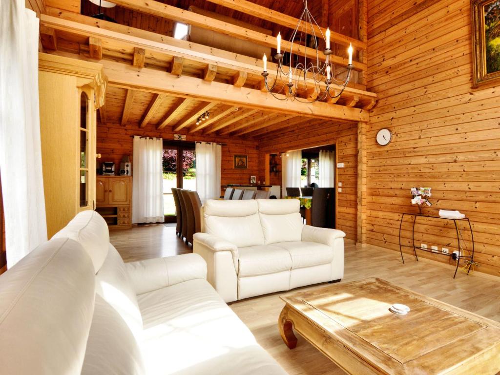 デュルビュイにあるSplendid chalet located near Durbuyの白い家具と木製の壁が備わるリビングルーム