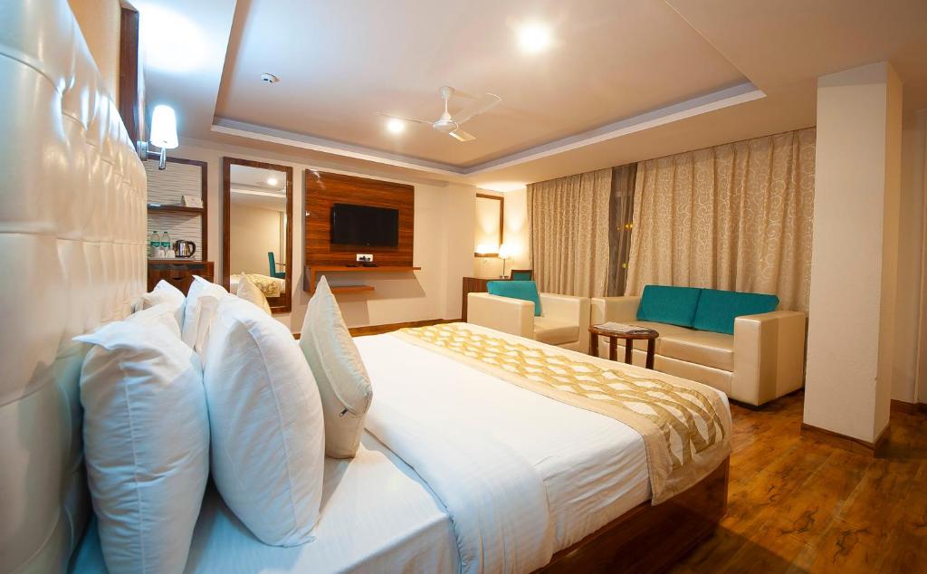 Uma cama ou camas num quarto em Airport Hotel Ramhan Palace Mahipalpur