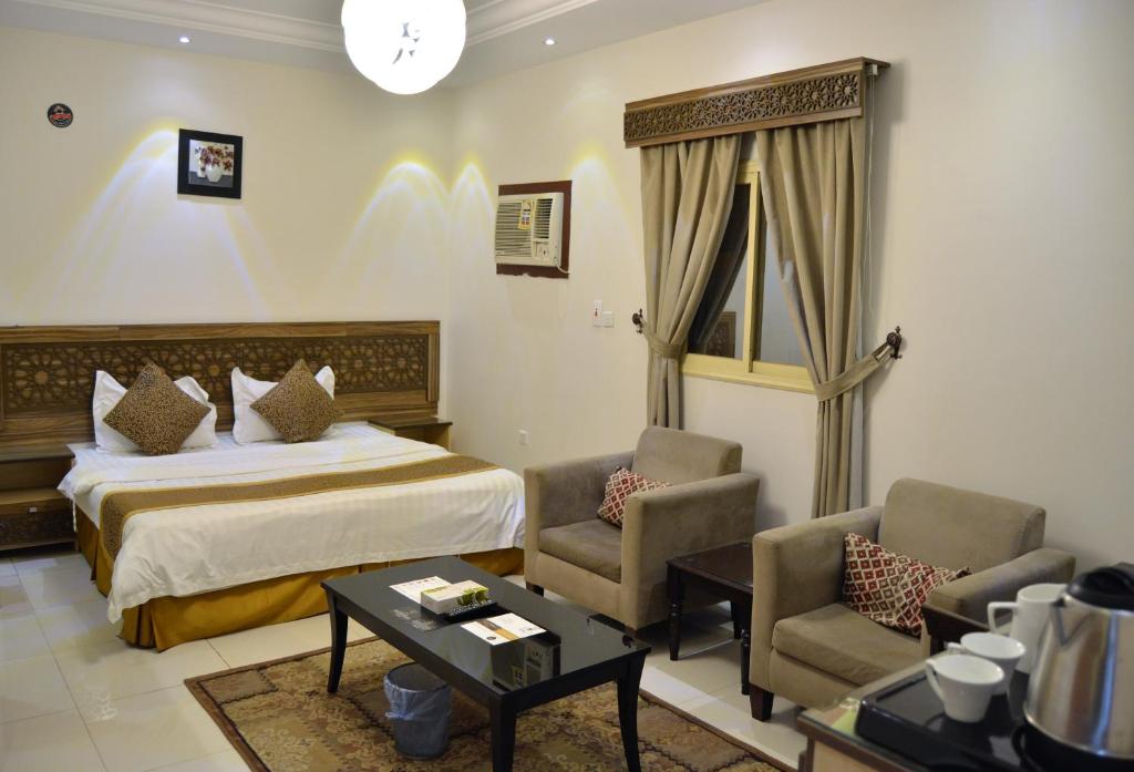 Ein Bett oder Betten in einem Zimmer der Unterkunft Sheraz Suites