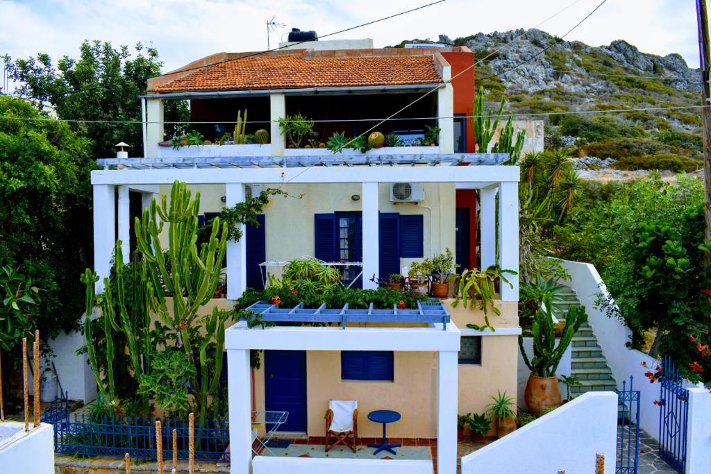 una casa con puertas azules y plantas en ella en Sissi View en Sissi