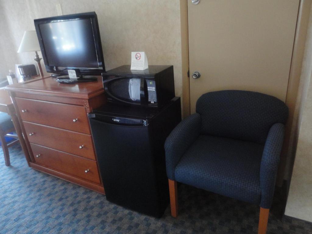TV a/nebo společenská místnost v ubytování North Vancouver Hotel