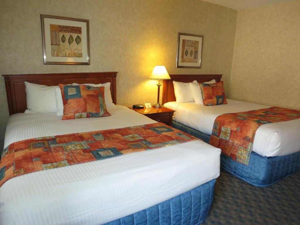 Postel nebo postele na pokoji v ubytování North Vancouver Hotel