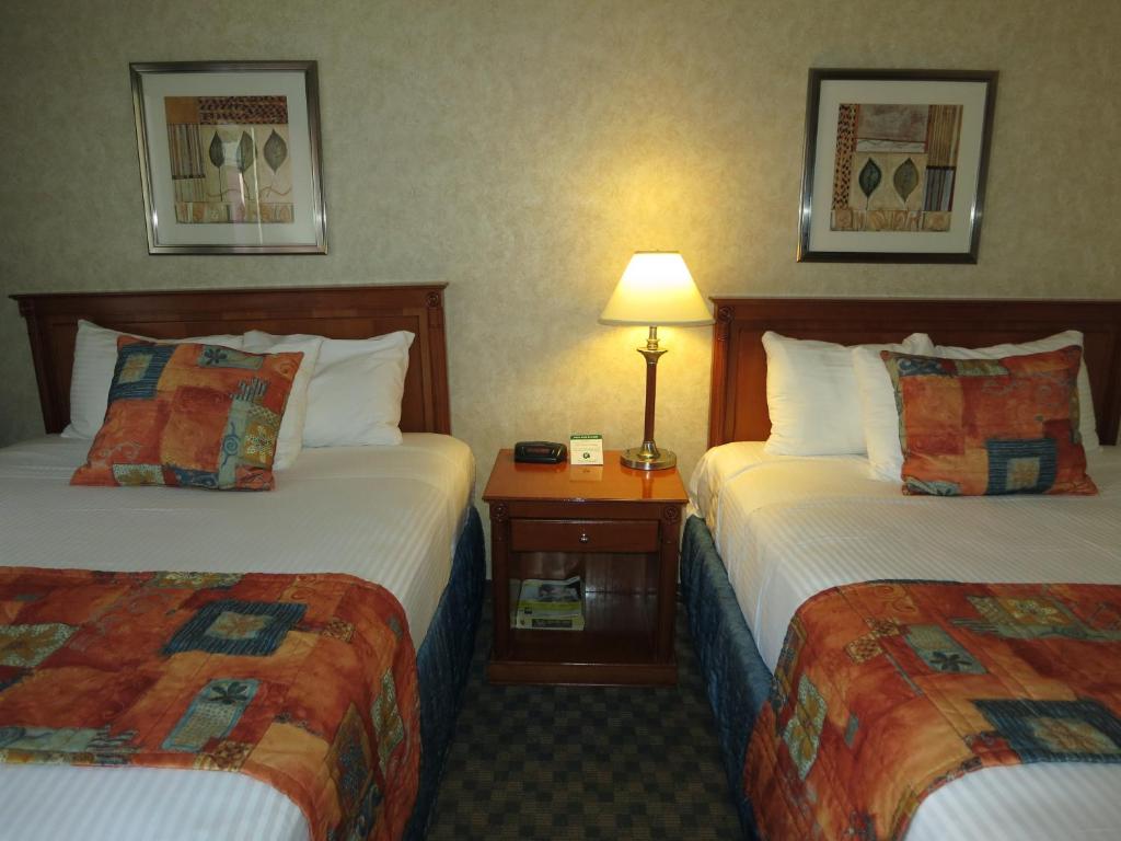 Postel nebo postele na pokoji v ubytování North Vancouver Hotel