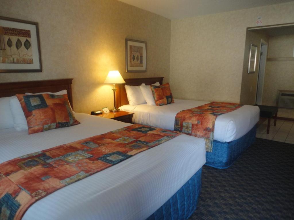 Postel nebo postele na pokoji v ubytování North Vancouver Hotel
