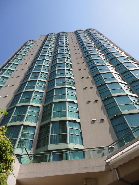 a tall building with a bunch of windows at Rosedale on Robson Suite Hotel in Vancouver