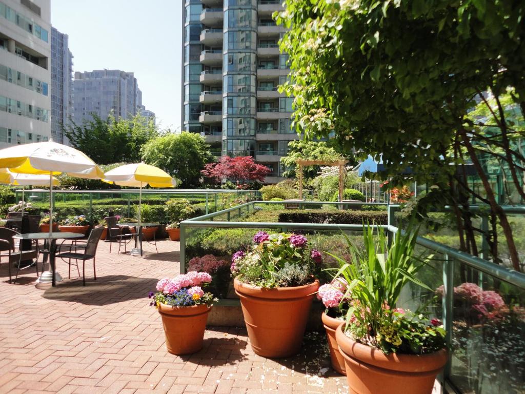 Rosedale on Robson Suite Hotel - Resim 13