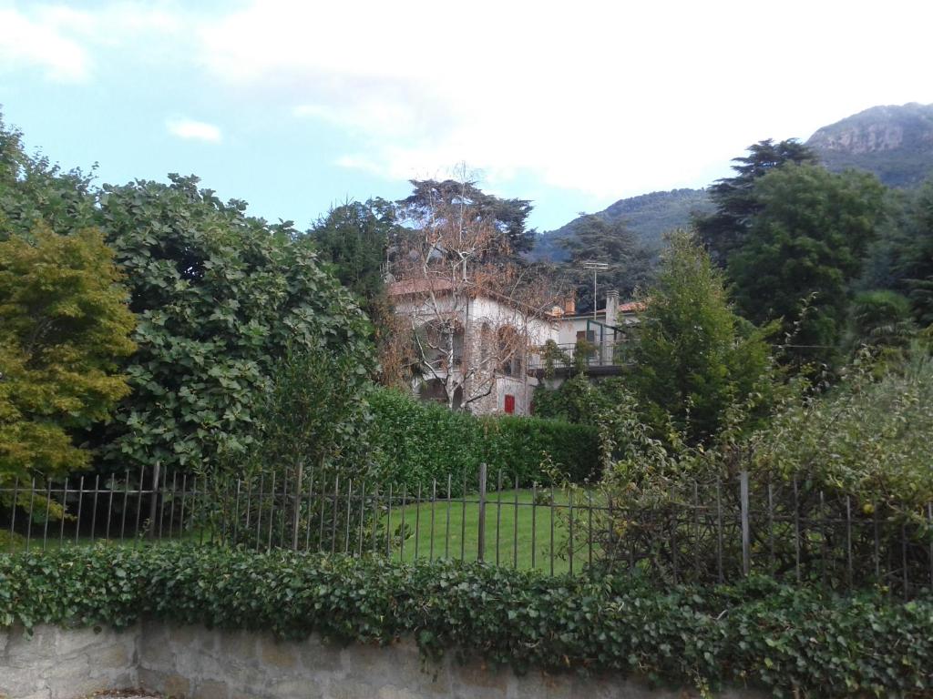 een hek voor een tuin met een huis bij Passaggio a Nord Ovest in Settimo Vittone