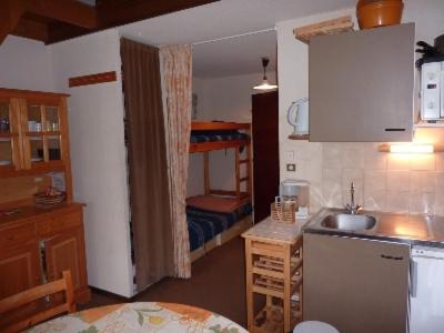 cocina con fregadero y habitación con cama en Pan 415A en Manigod