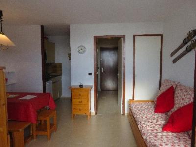Habitación con 1 dormitorio con 1 cama y 1 sofá en LE Hameau 001, en Manigod
