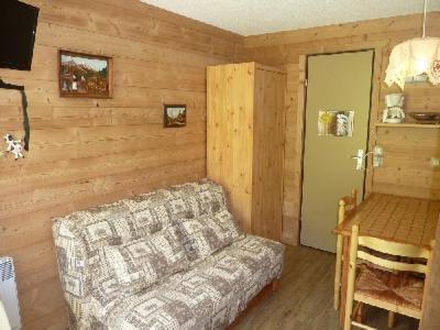 un salon avec un canapé et une table dans l'établissement Combe BLANCHE 1202, à Manigod