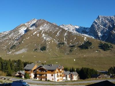 una grande casa di fronte a una montagna di MONT BLANC Soleil B-4 a Manigod