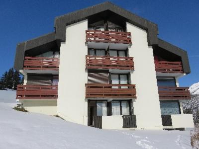 un edificio sobre una pendiente cubierta de nieve en LE Hameau 001, en Manigod