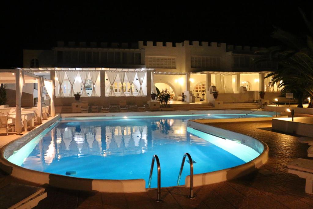 Bazén v ubytování Porto Scoutari Romantic Hotel nebo v jeho okolí