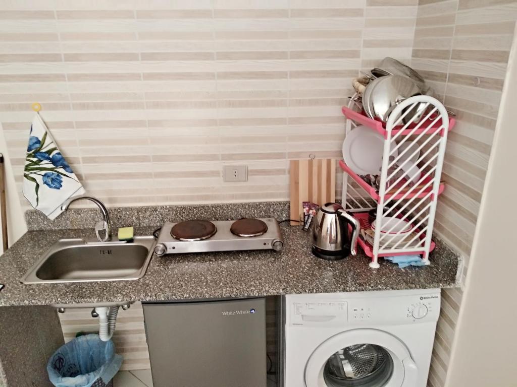 Kuchyň nebo kuchyňský kout v ubytování Red Sea Cozy Studio G52