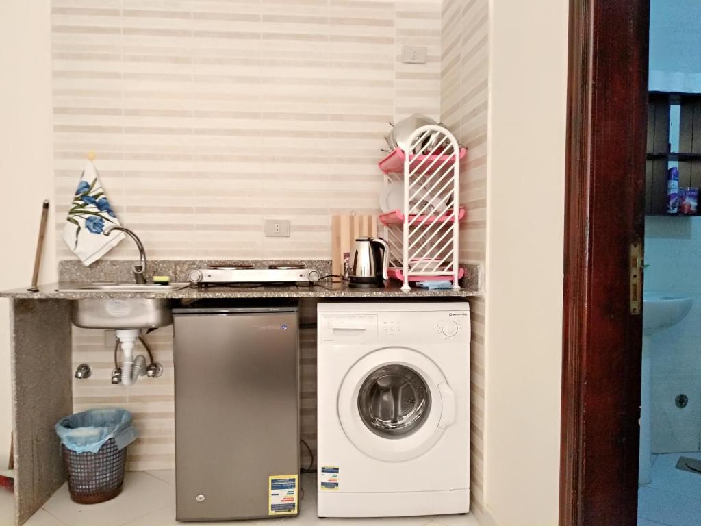 Kuchyň nebo kuchyňský kout v ubytování Red Sea Cozy Studio G52